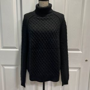 VINCE M WOOL BLEND TURTLE NECK SWEATER. 25”L 19”W DARK GRAY